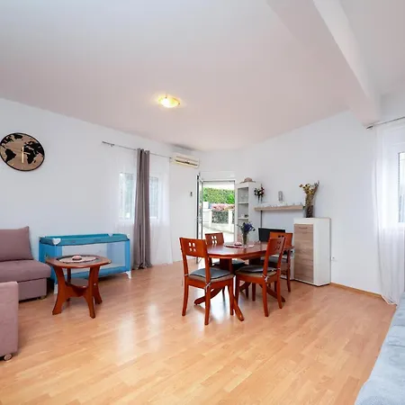 Lovely In With Kitchen Ližnjan