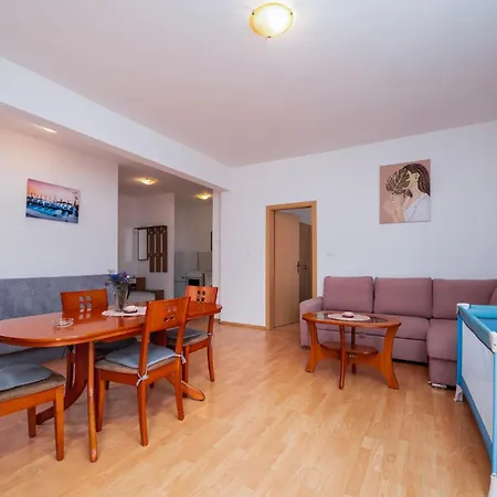 Lovely In With Kitchen Apartament