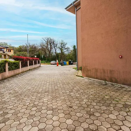 Lovely In With Kitchen Apartament *
